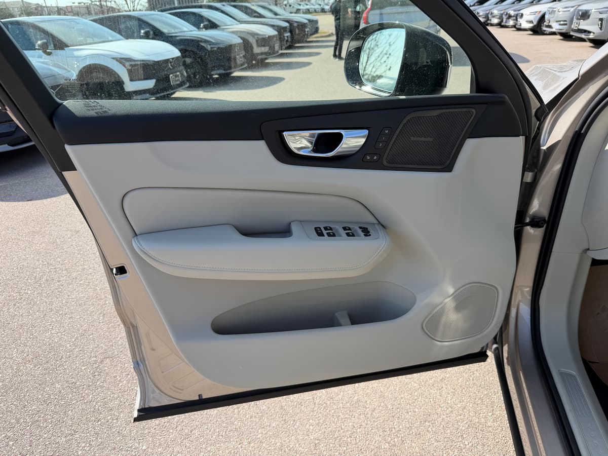 2026 Volvo XC60 plug-in hybrid - Image 17