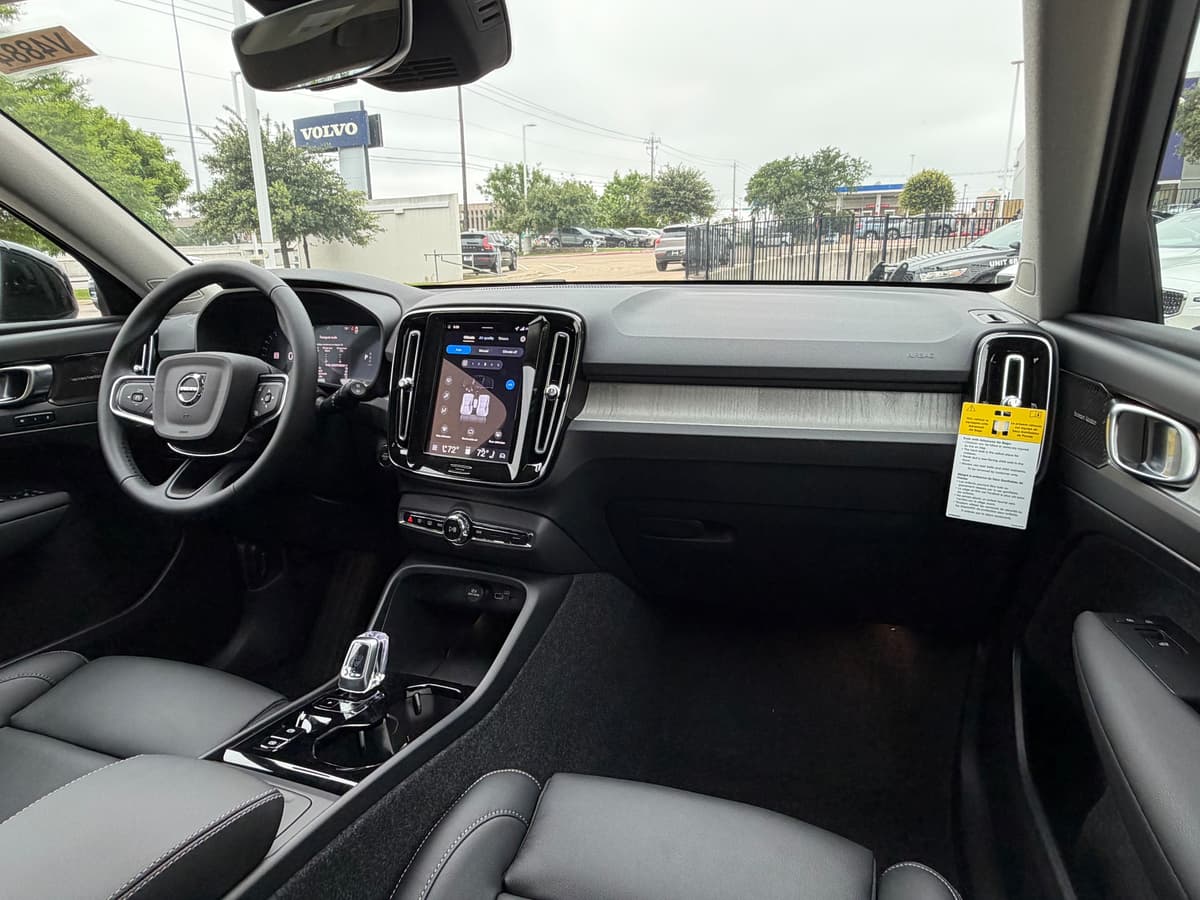 2026 Volvo XC40 - Image 9