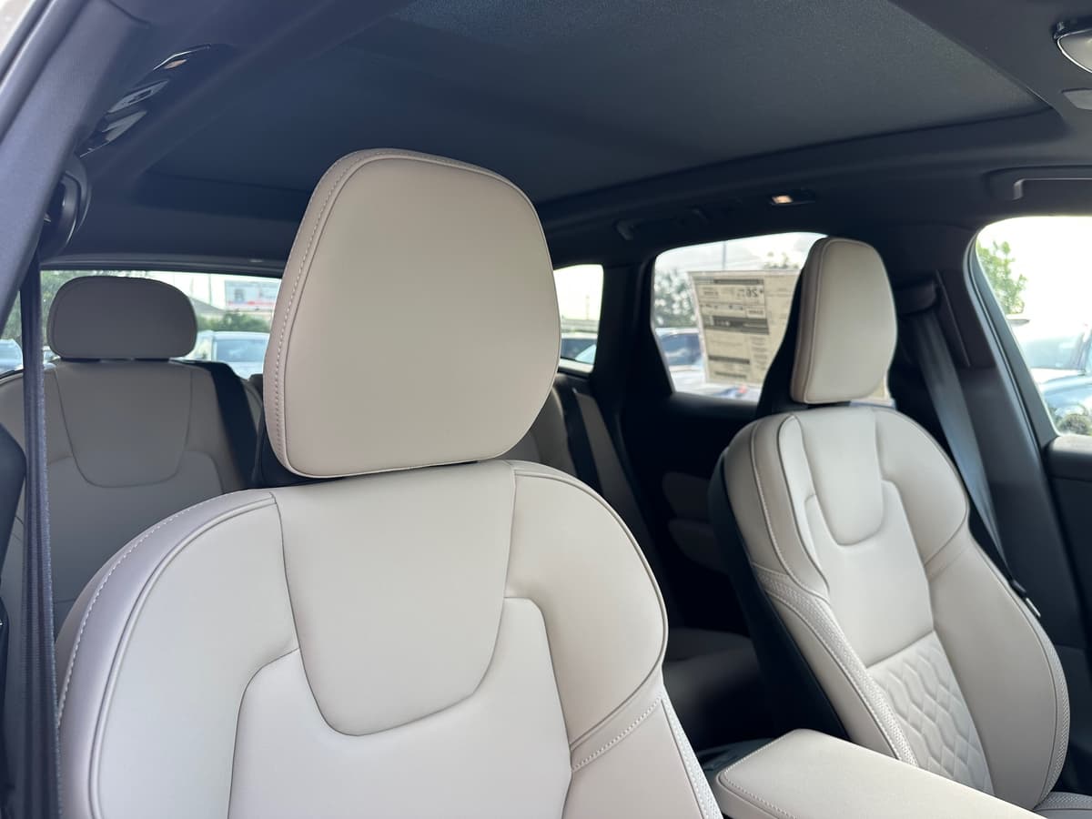 2026 Volvo XC60 - Image 9