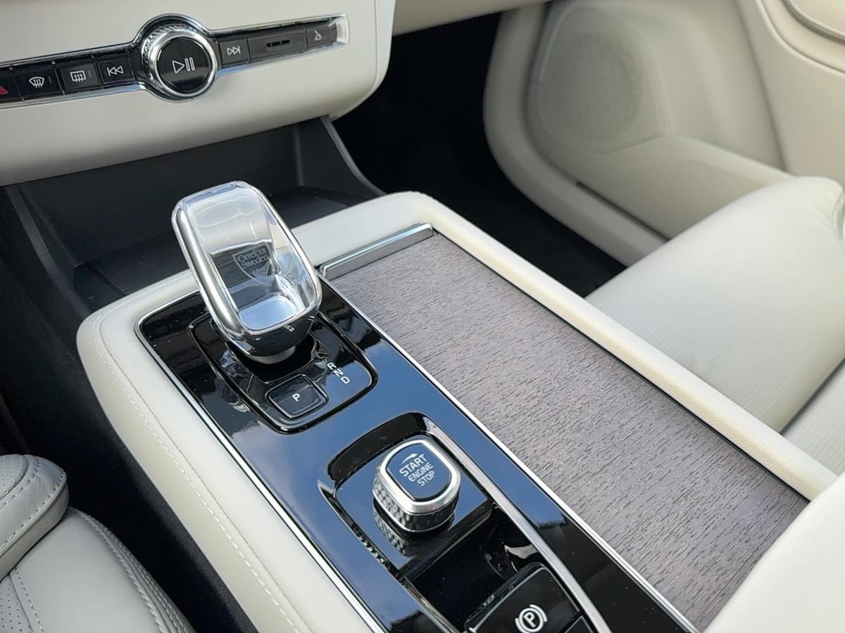 2026 Volvo XC90 plug-in hybrid - Image 22