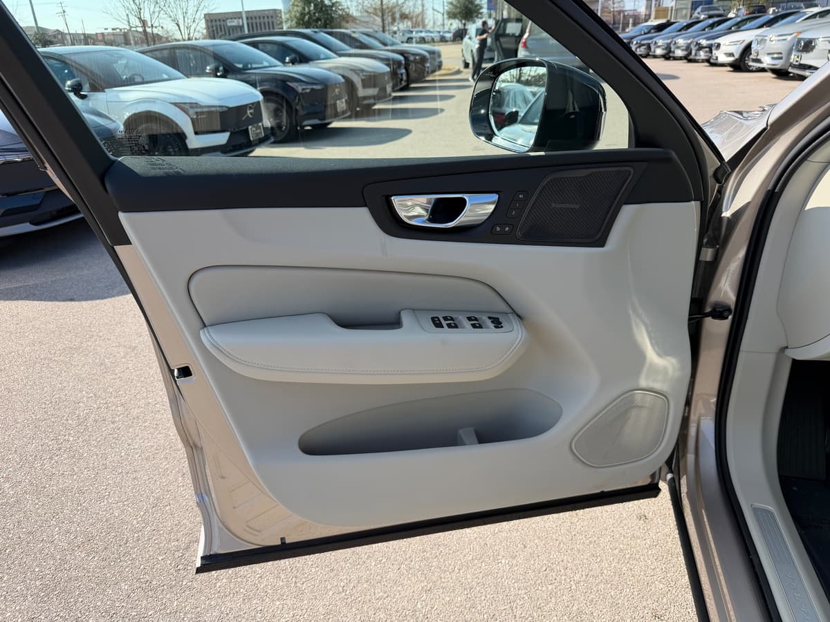 2026 Volvo XC60 - Image 17