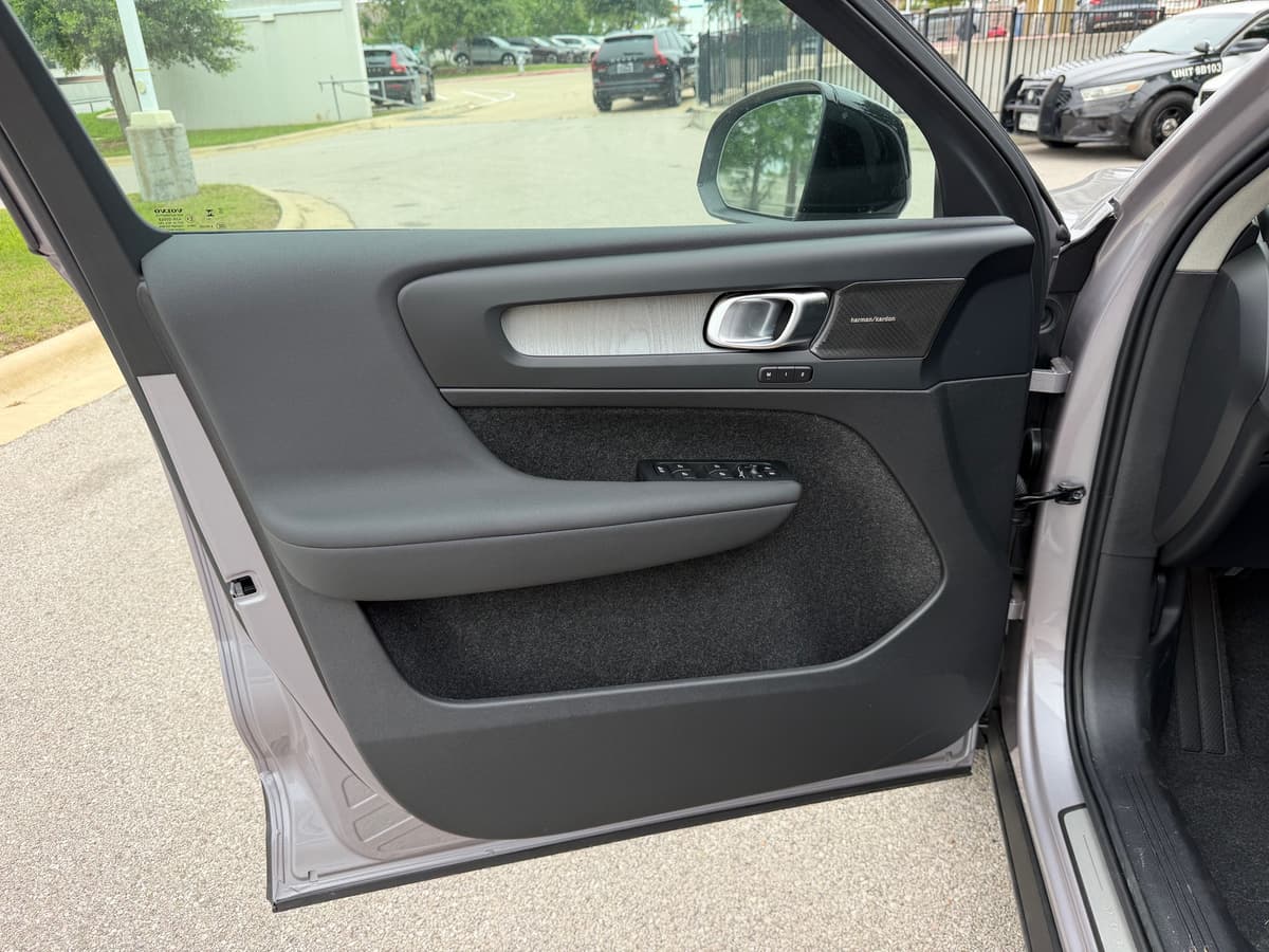 2026 Volvo XC40 - Image 16