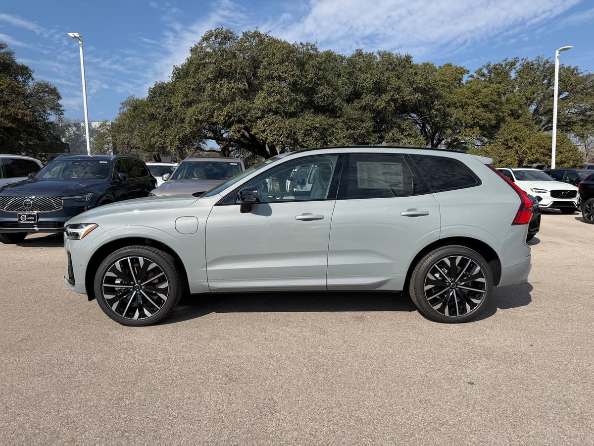 2026 Volvo XC60 plug-in hybrid - Image 3