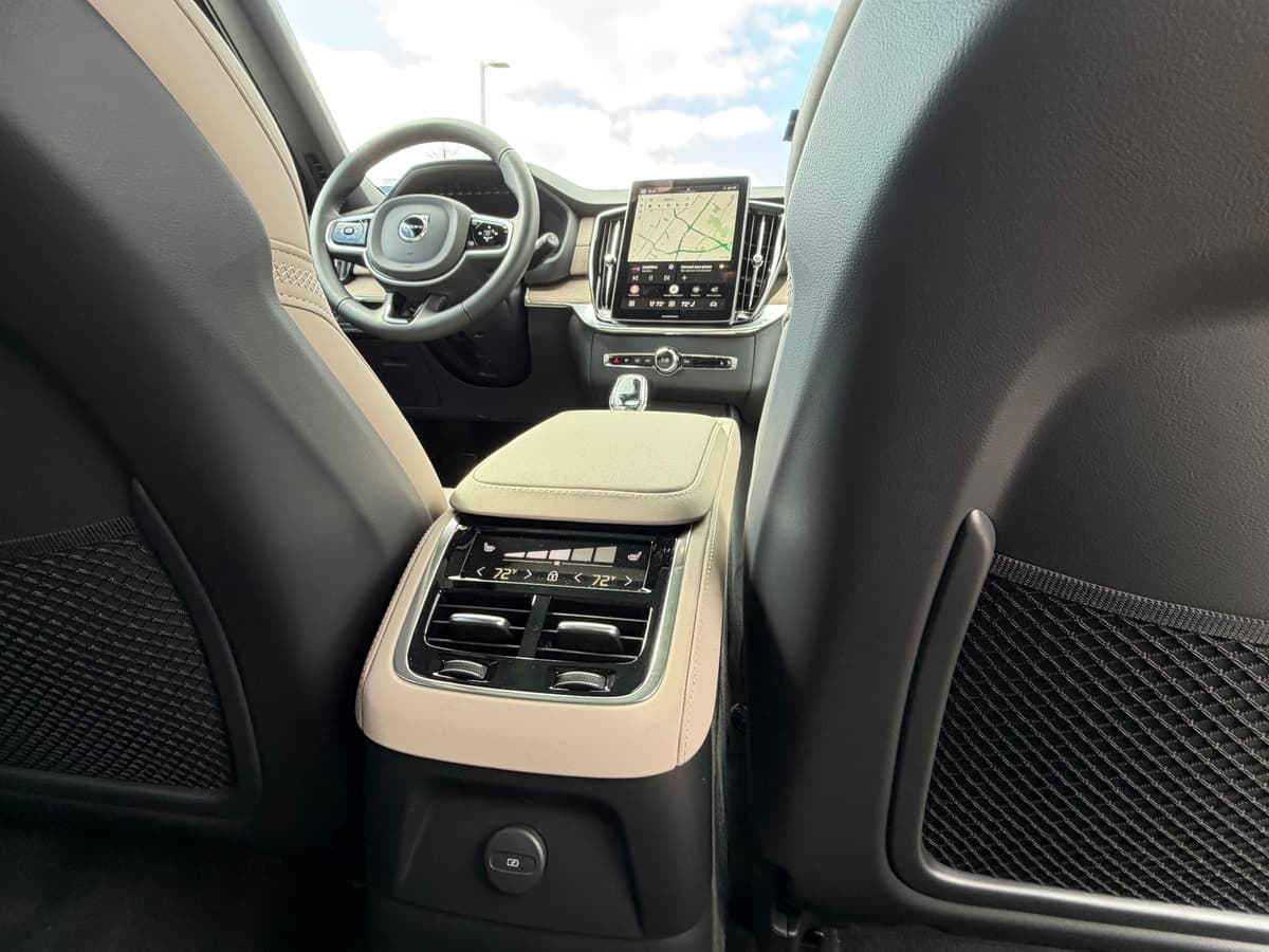 2026 Volvo XC90 plug-in hybrid - Image 12