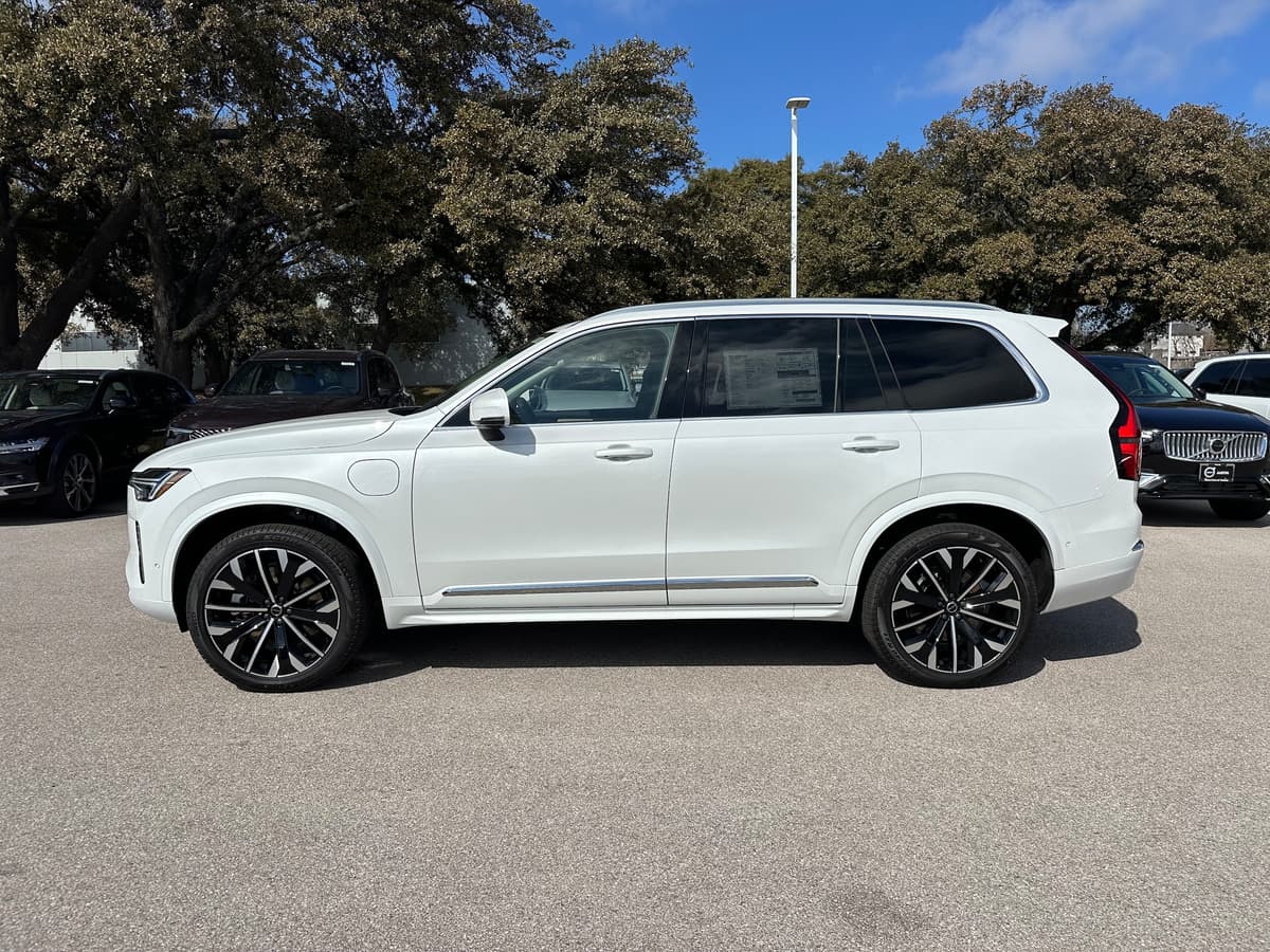 2025 Volvo XC90 plug-in hybrid - Image 3