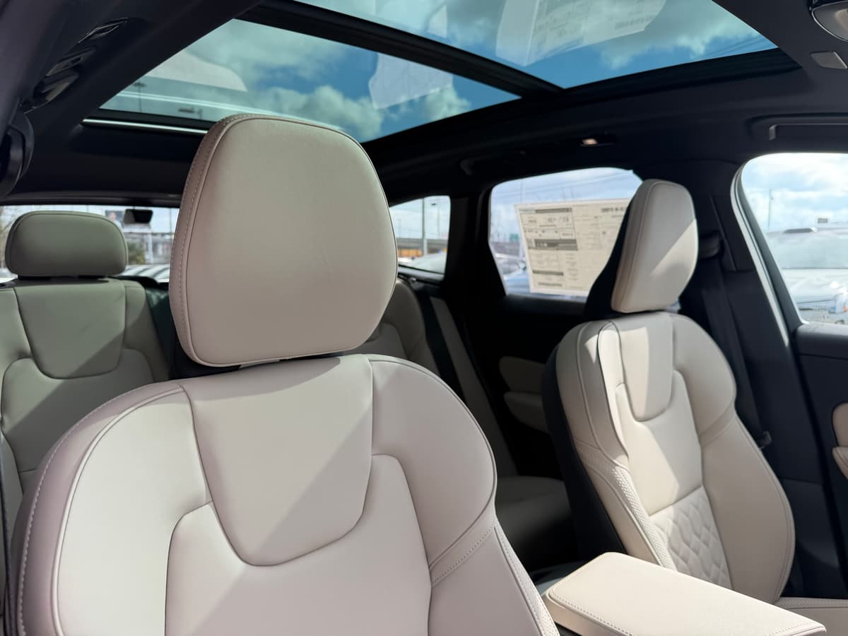 2026 Volvo XC60 plug-in hybrid - Image 9