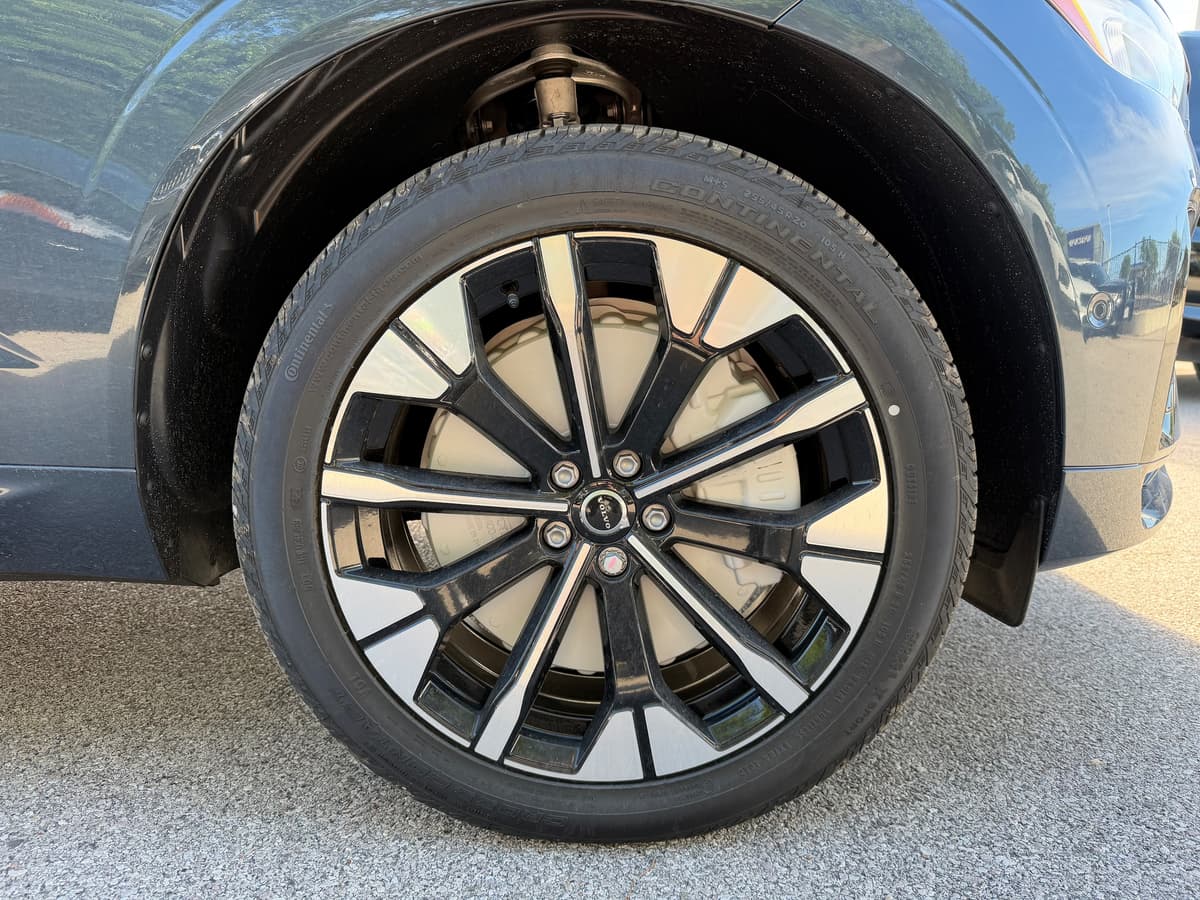 2026 Volvo XC60 plug-in hybrid - Image 7