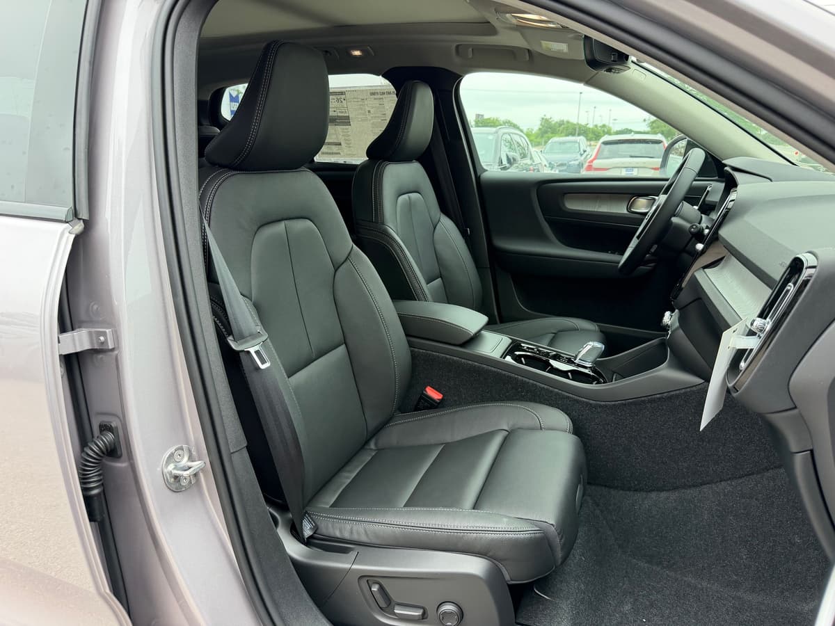 2026 Volvo XC40 - Image 7
