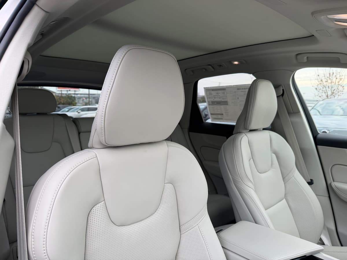 2026 Volvo XC60 plug-in hybrid - Image 9