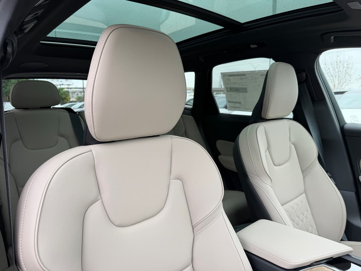 2026 Volvo XC60 - Image 9