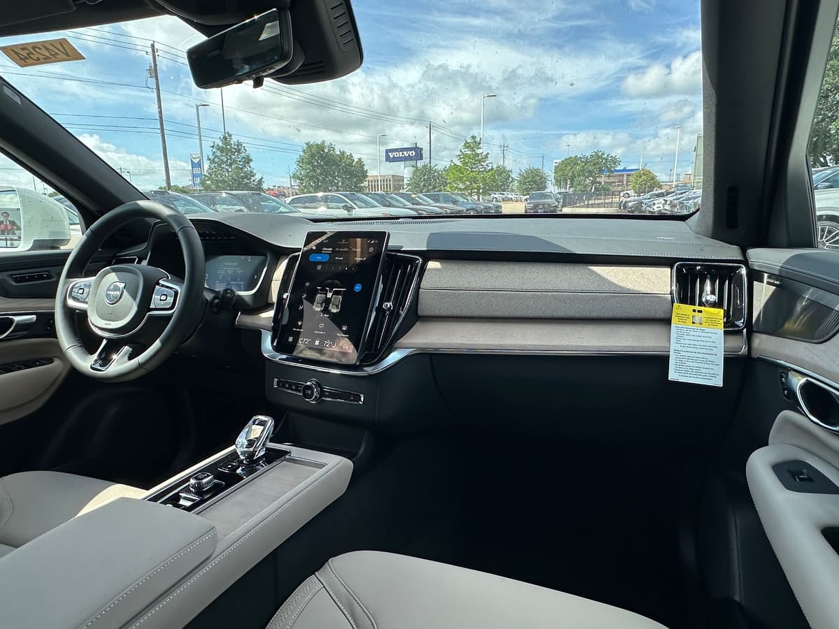 2026 Volvo XC90 - Image 10