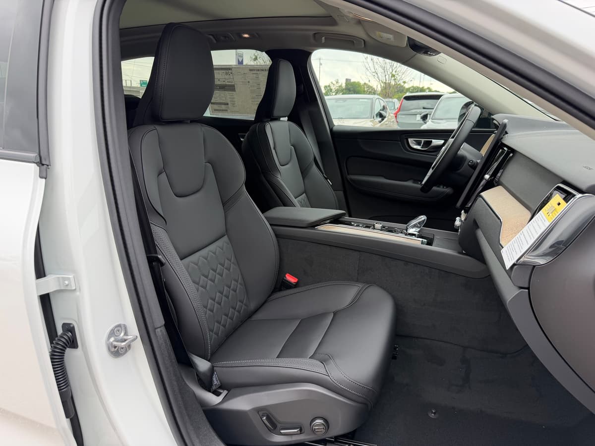 2026 Volvo XC60 - Image 8
