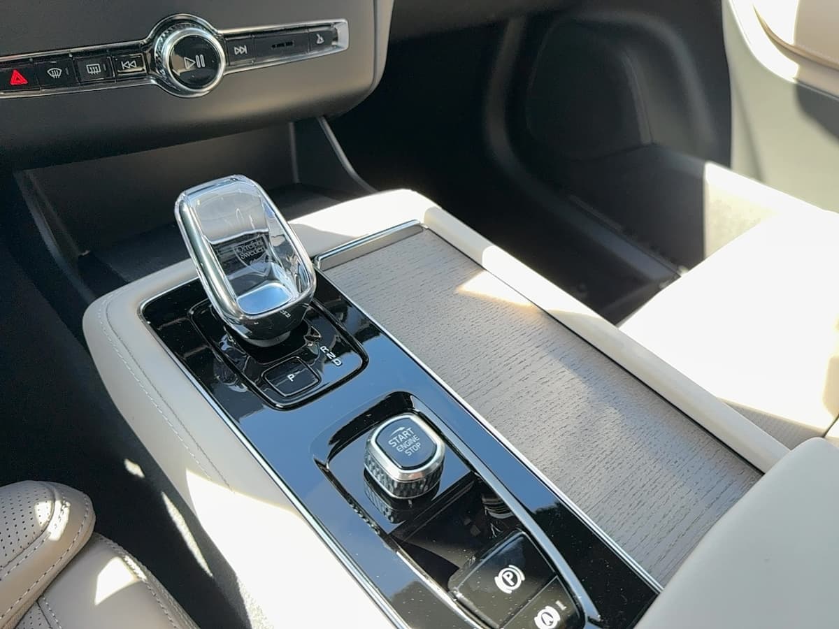 2026 Volvo XC90 plug-in hybrid - Image 24