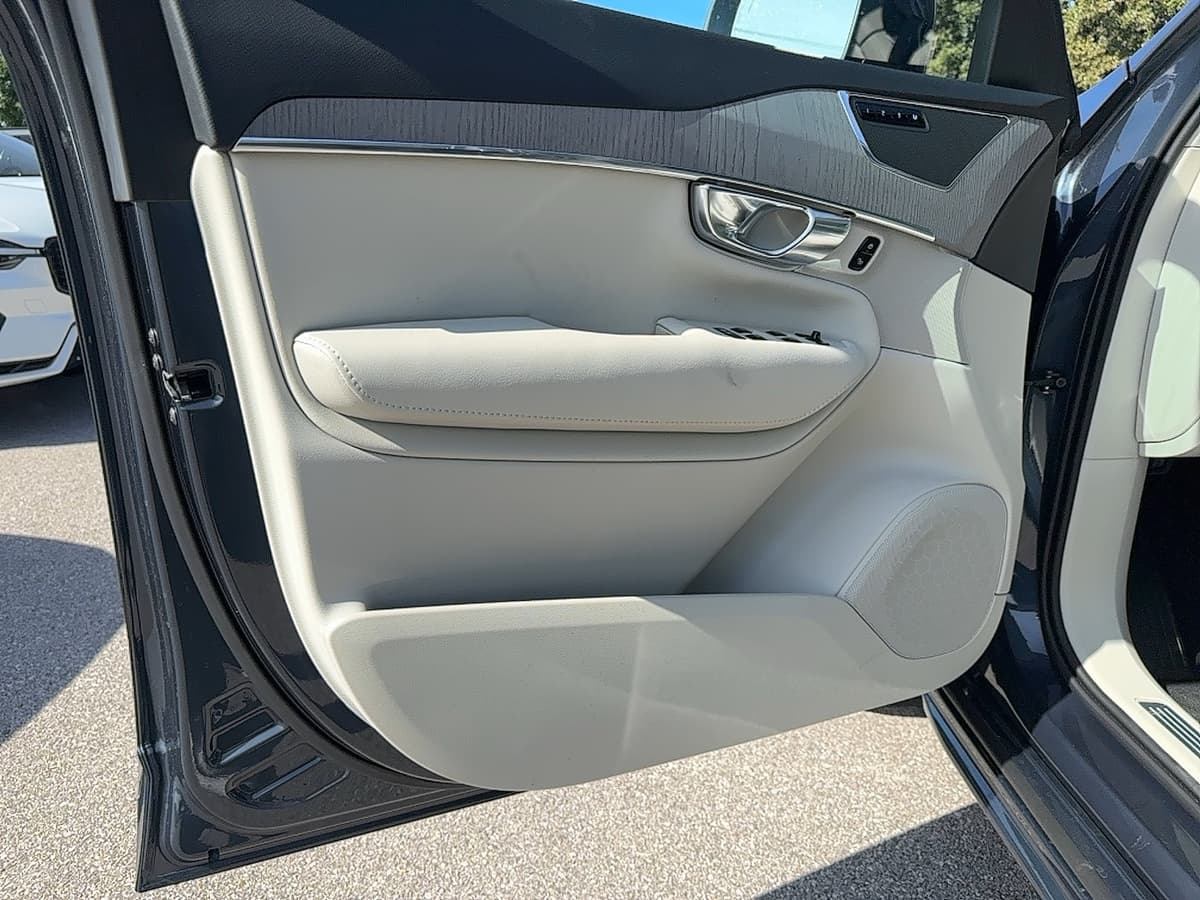 2025 Volvo XC90 plug-in hybrid - Image 12