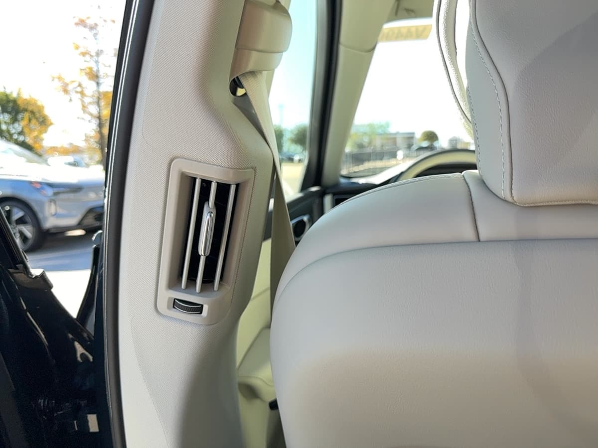 2026 Volvo XC60 - Image 16