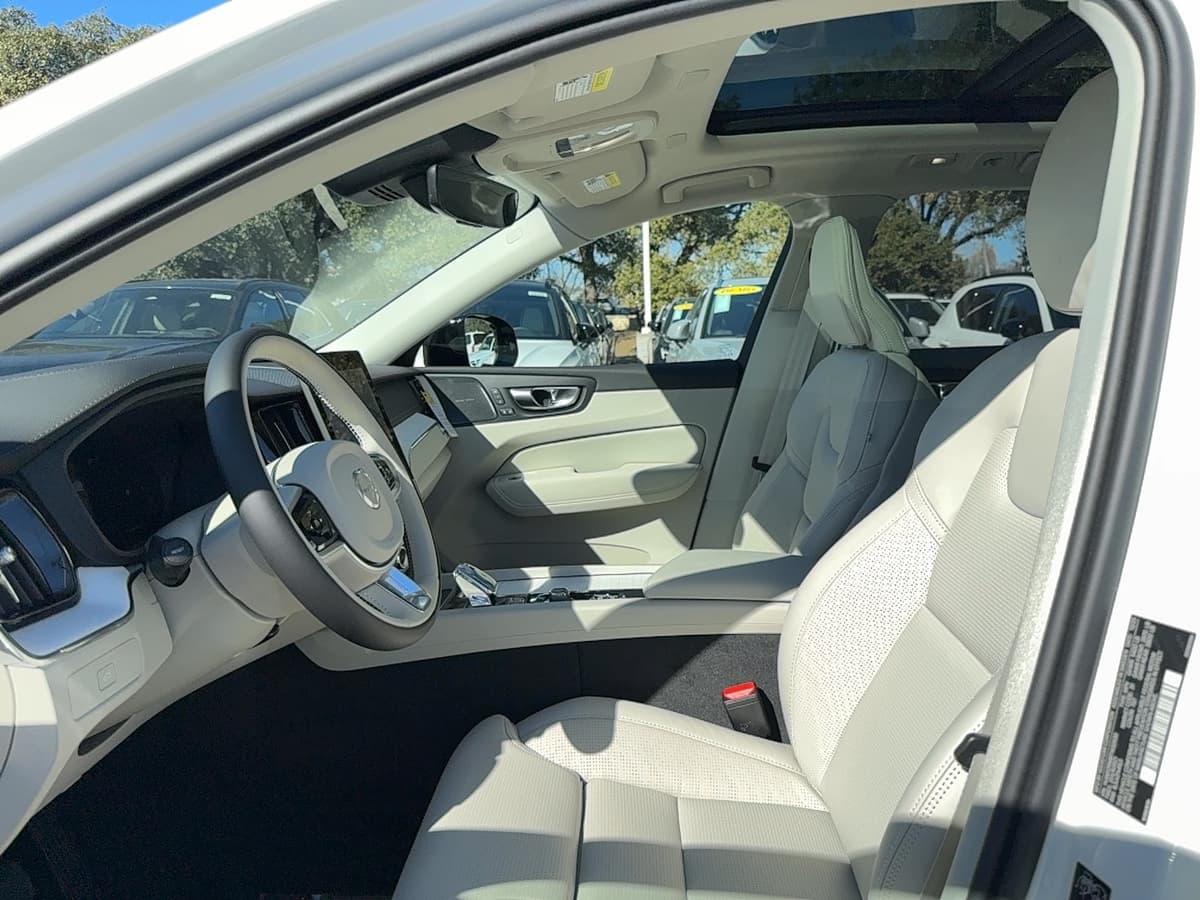 2026 Volvo XC60 - Image 12