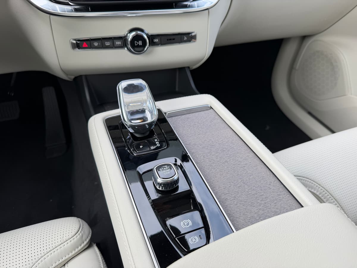 2026 Volvo XC90 plug-in hybrid - Image 14