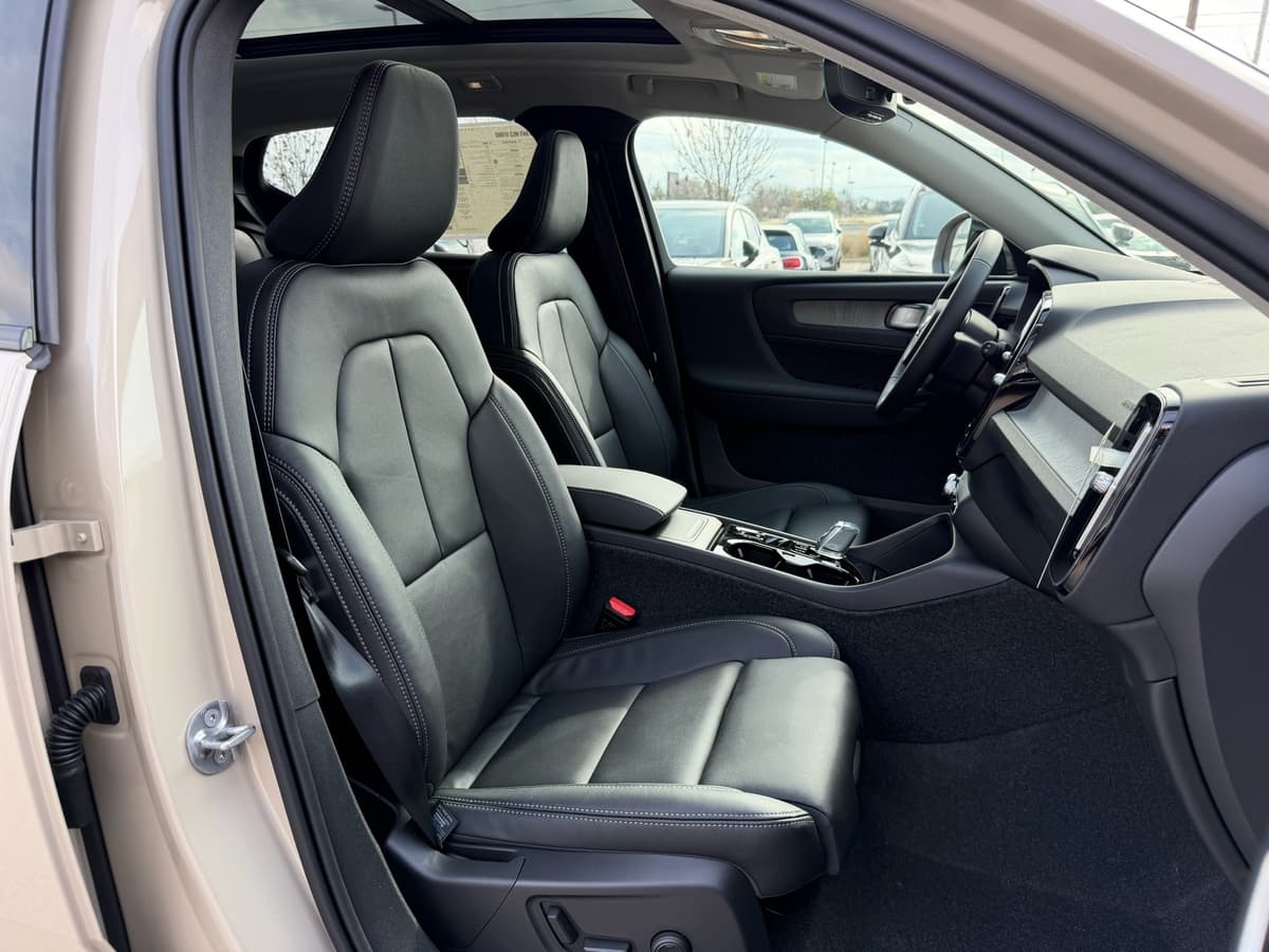 2026 Volvo XC40 - Image 8