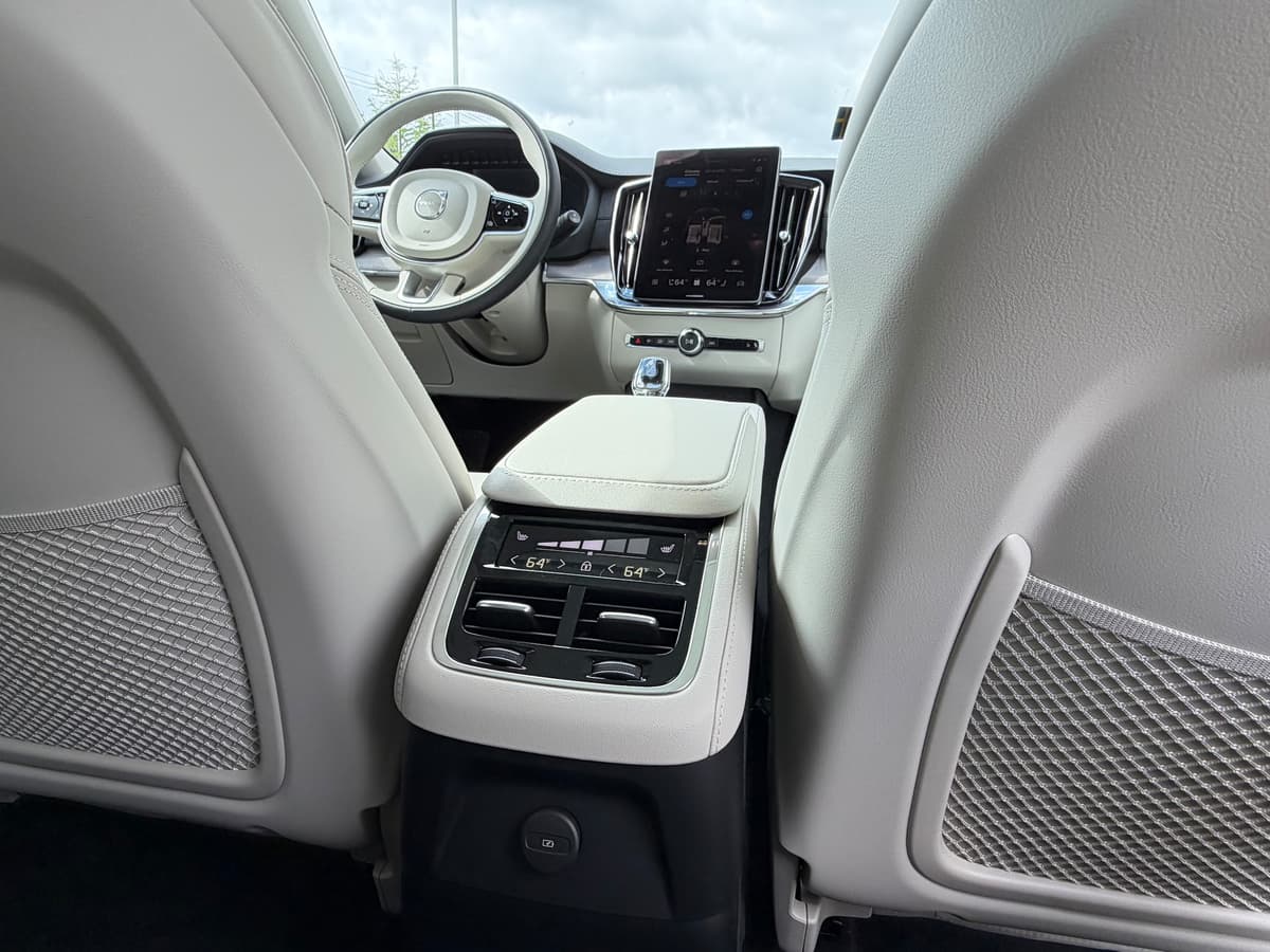 2026 Volvo XC90 plug-in hybrid - Image 12