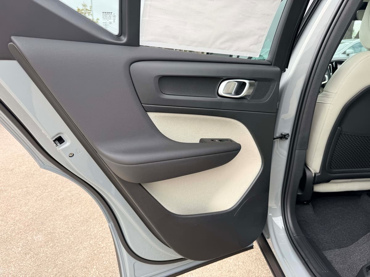 2026 Volvo XC40 - Image 14