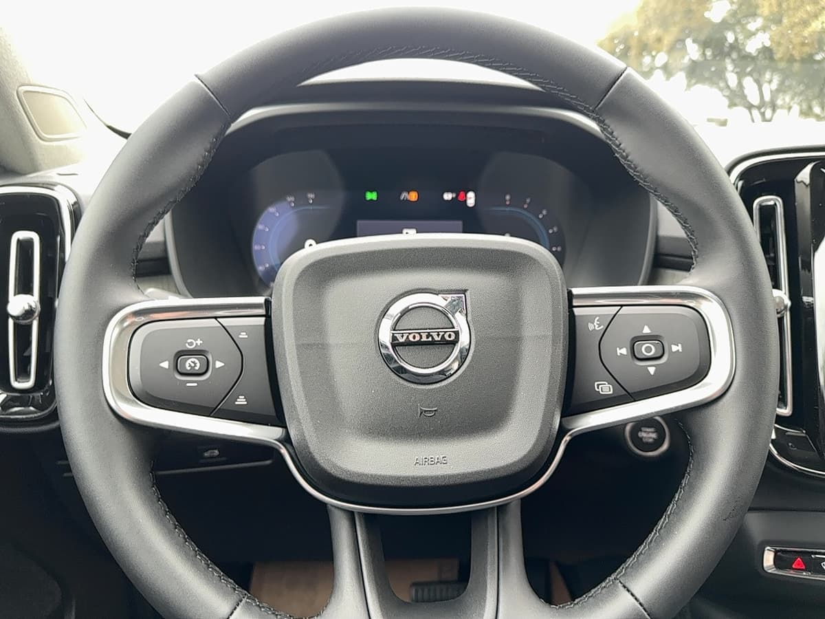 2025 Volvo XC40 - Image 19