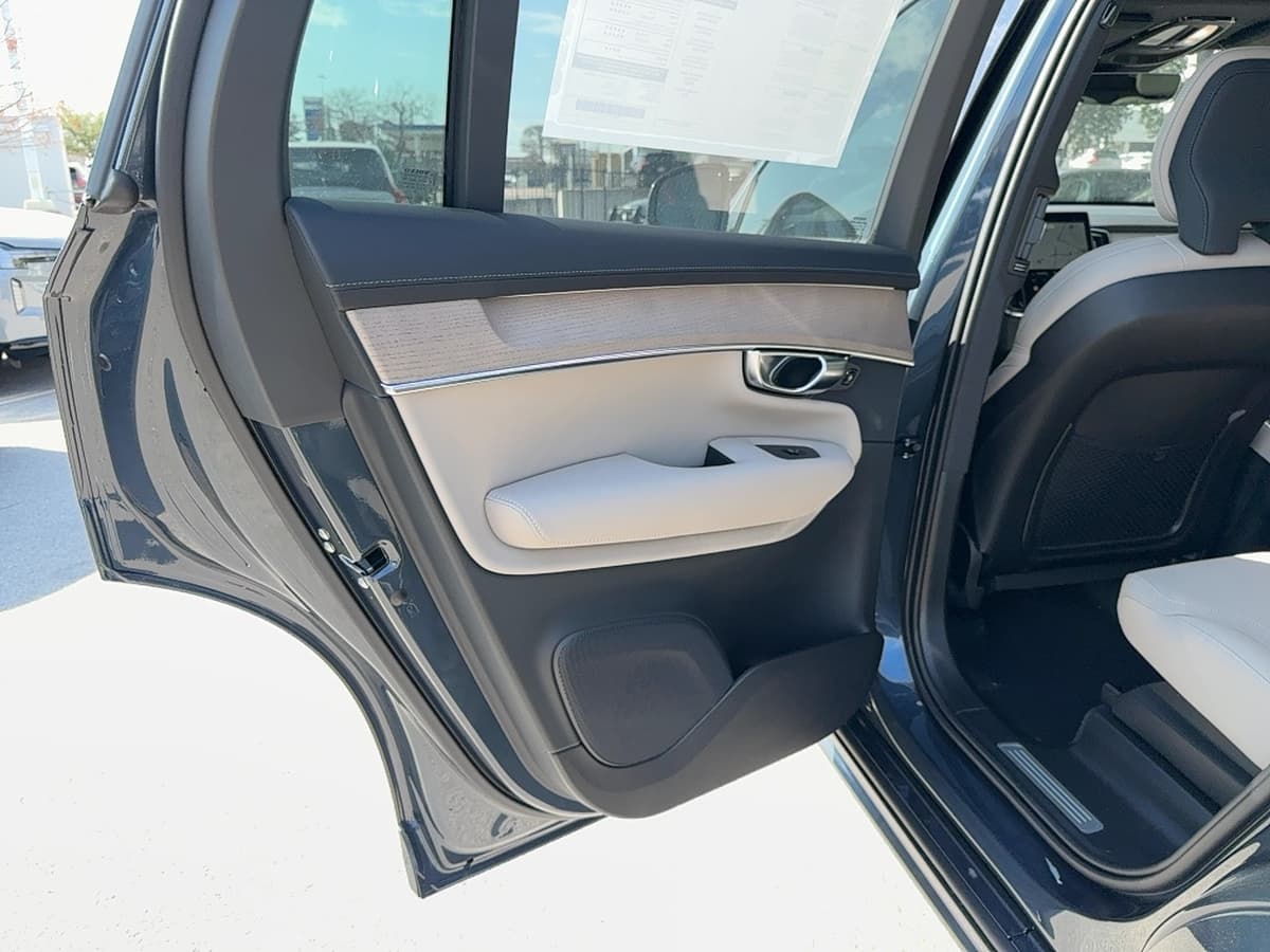 2026 Volvo XC90 - Image 13