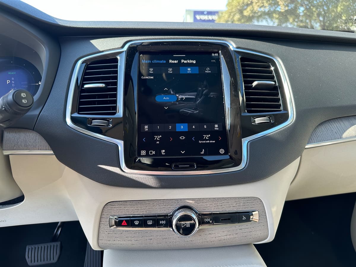 2025 Volvo XC90 plug-in hybrid - Image 11