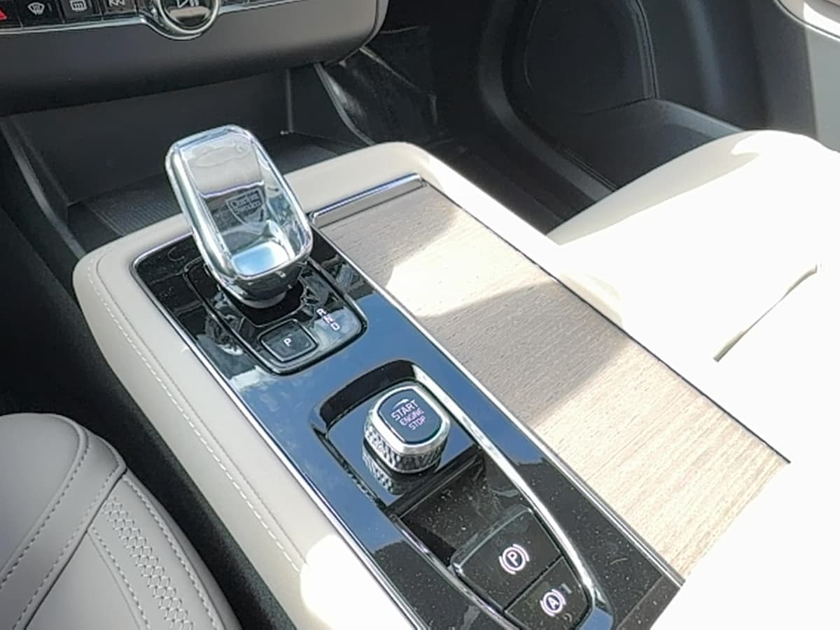 2026 Volvo XC90 plug-in hybrid - Image 24