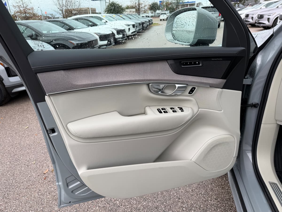 2026 Volvo XC90 - Image 18