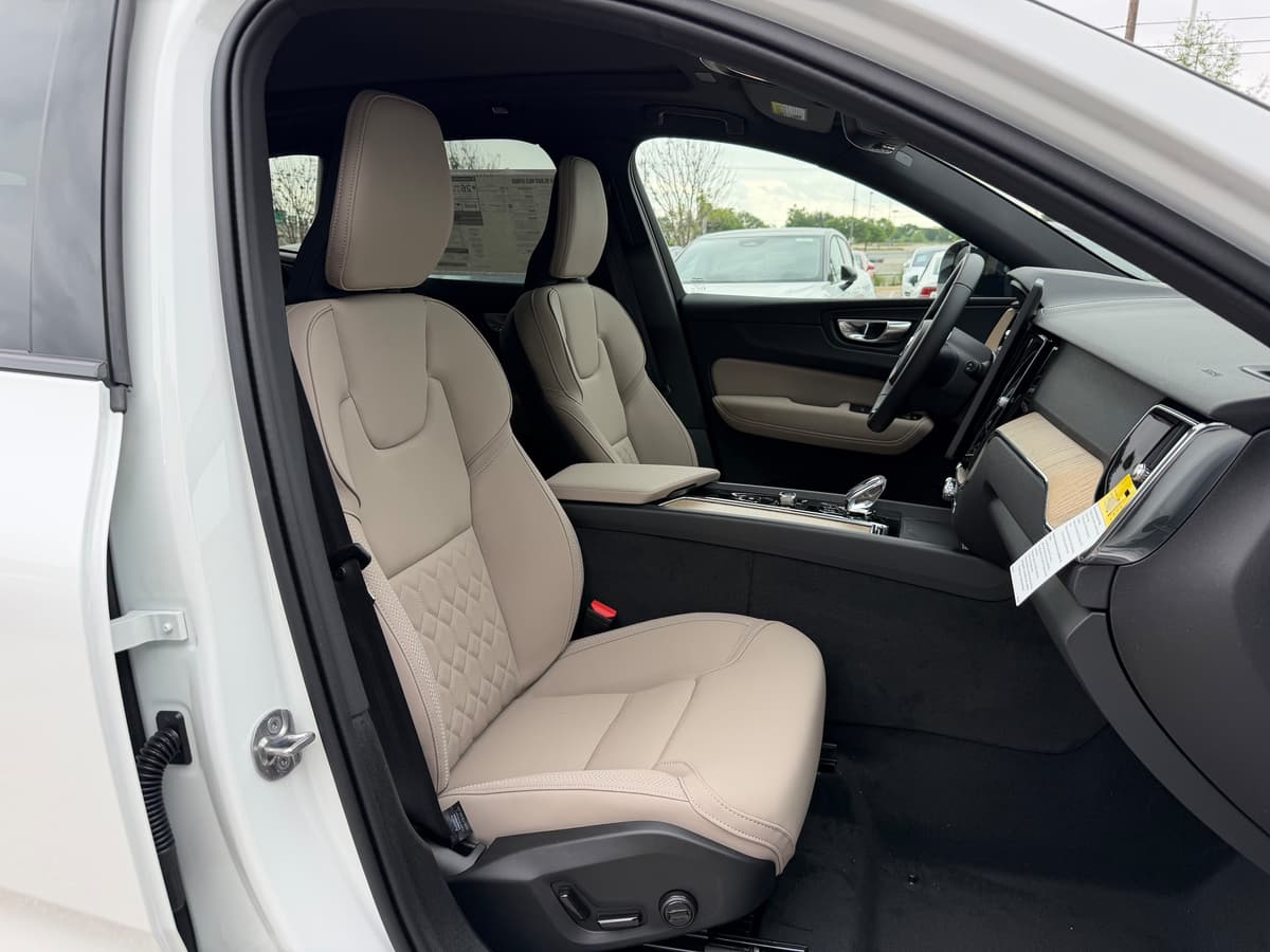 2026 Volvo XC60 - Image 8
