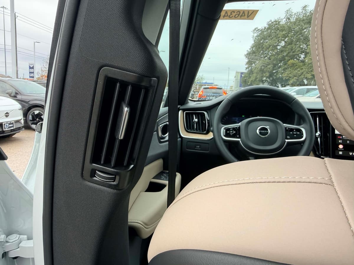 2026 Volvo XC60 - Image 17