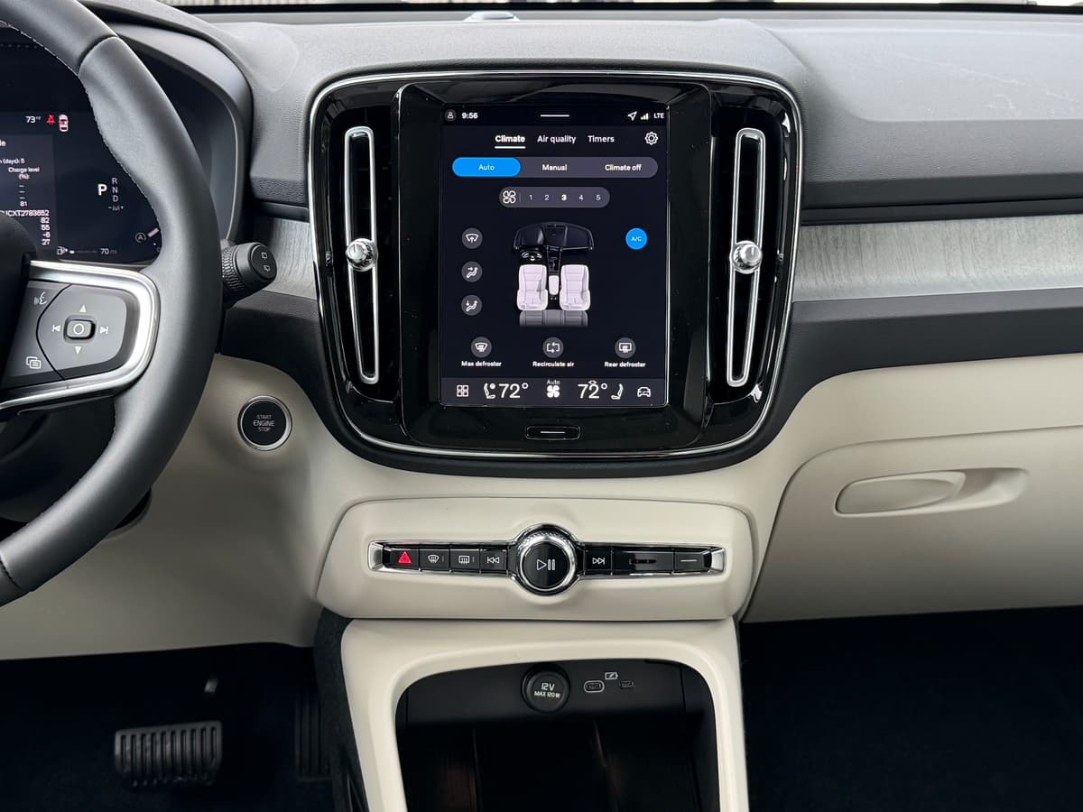 2026 Volvo XC40 - Image 12