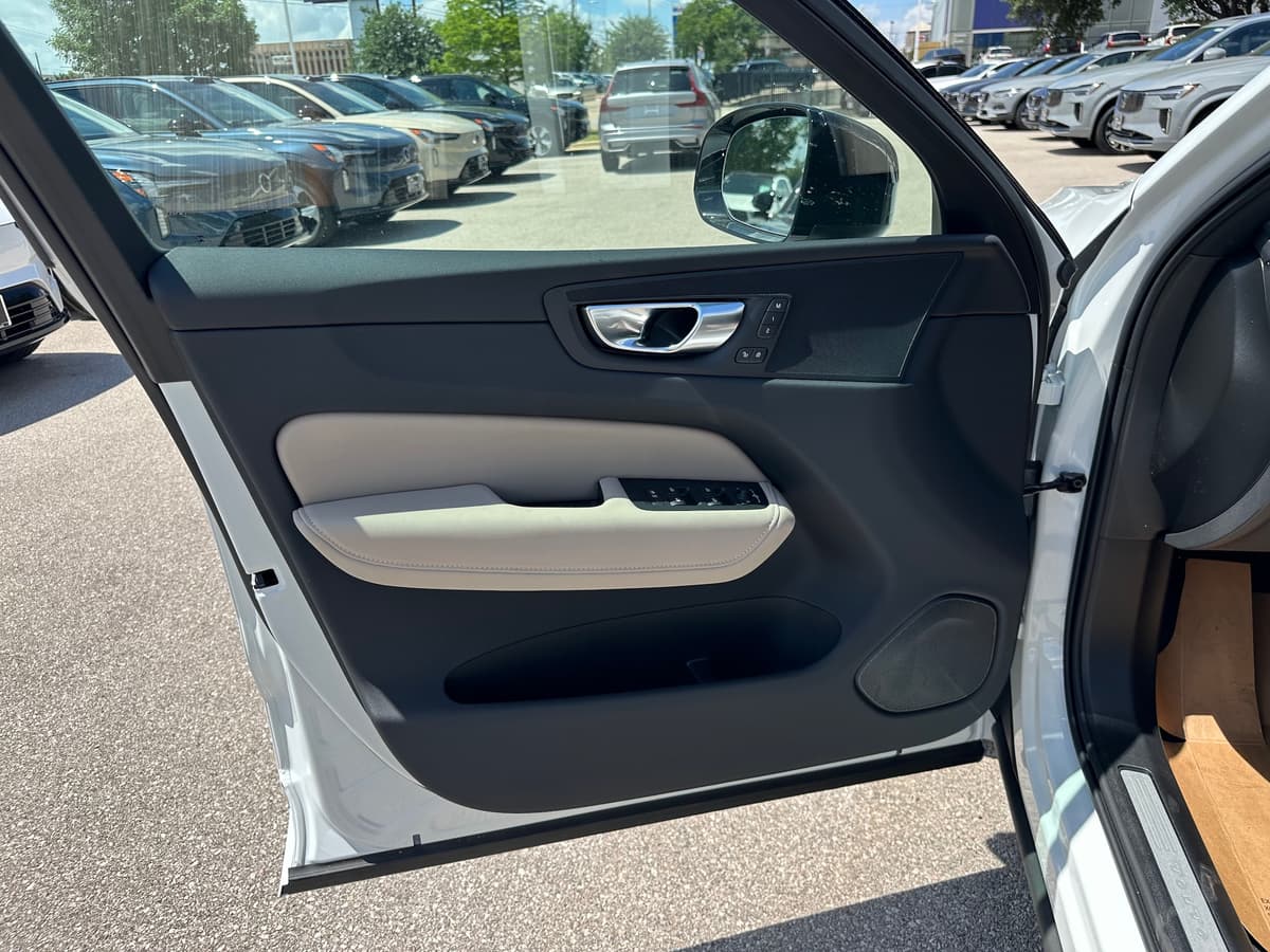 2026 Volvo XC60 - Image 16