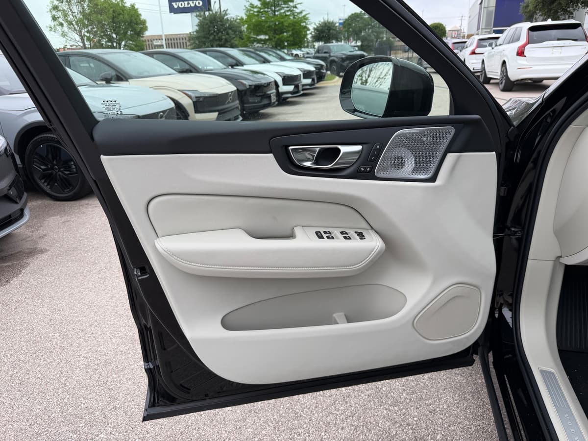 2026 Volvo XC60 - Image 17