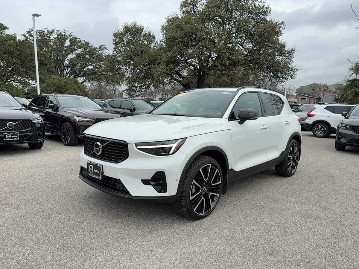 2024 Volvo XC40 - Image 2