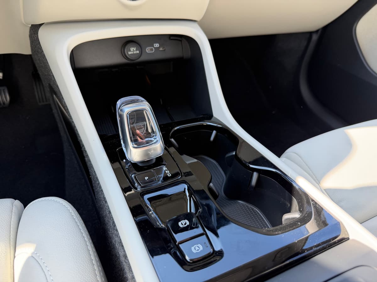 2026 Volvo XC40 - Image 13