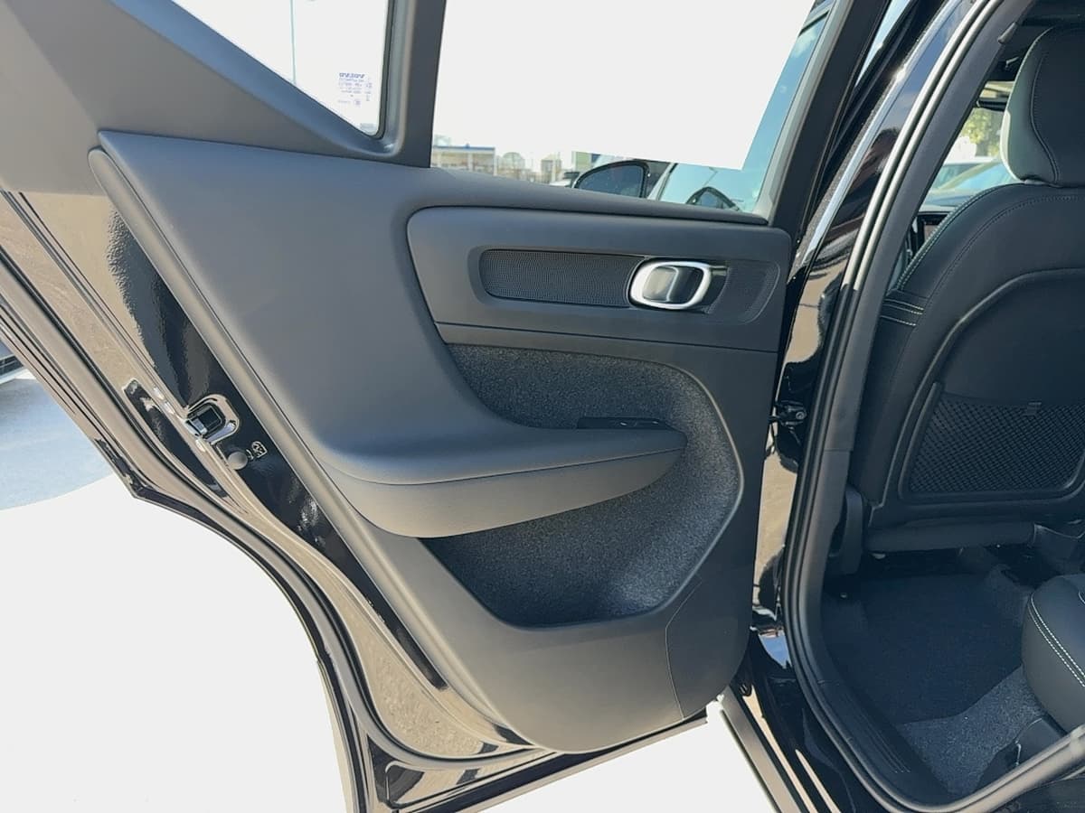 2026 Volvo XC40 - Image 13