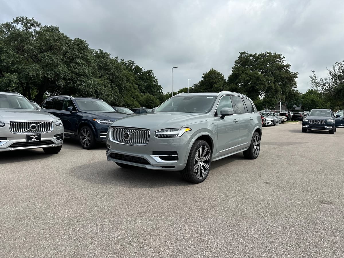2025 Volvo XC90 plug-in hybrid - Image 2