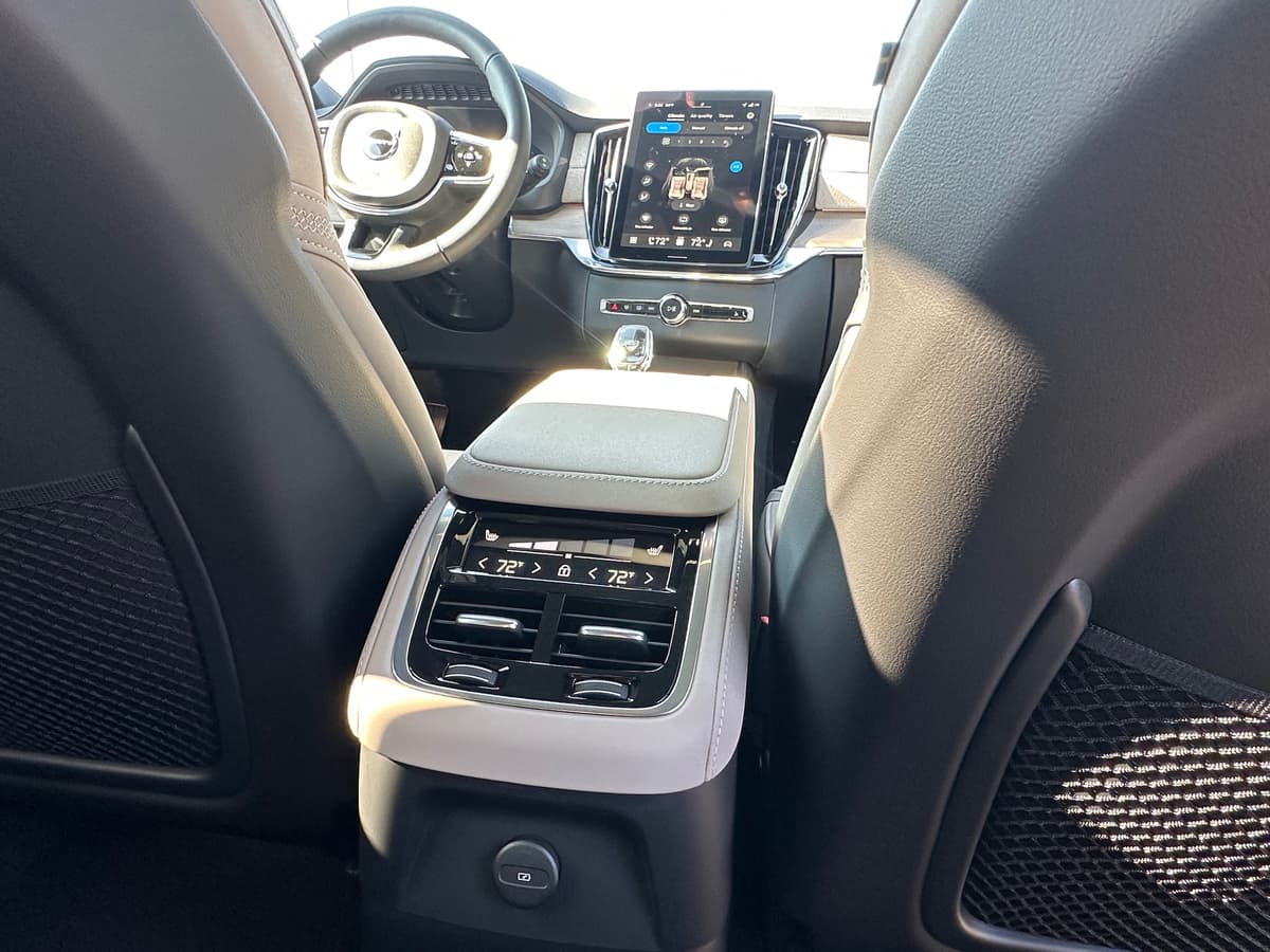 2026 Volvo XC90 plug-in hybrid - Image 11