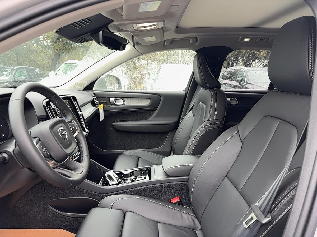 2025 Volvo XC40 - Image 13