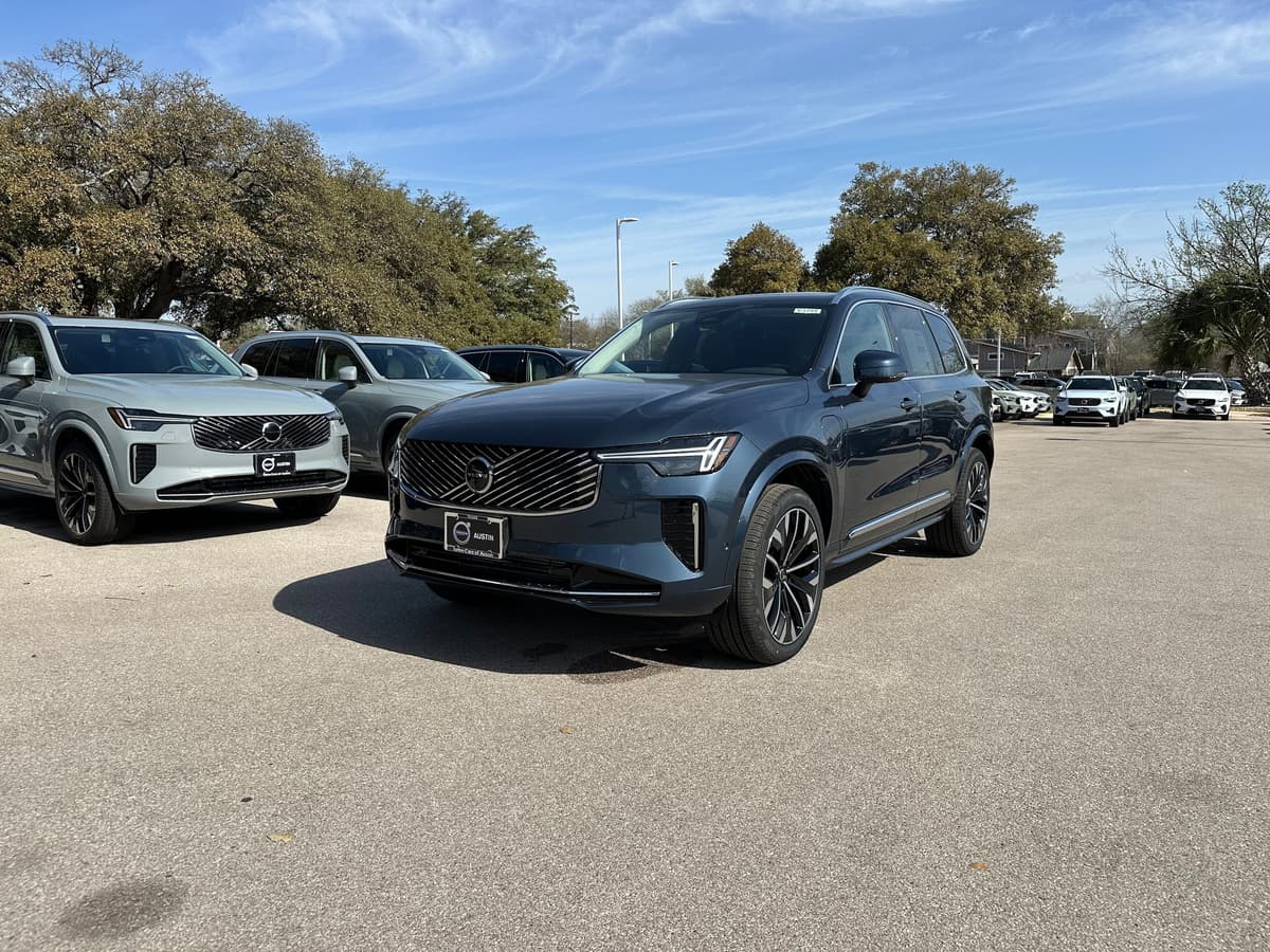 2025 Volvo XC90 plug-in hybrid - Image 2