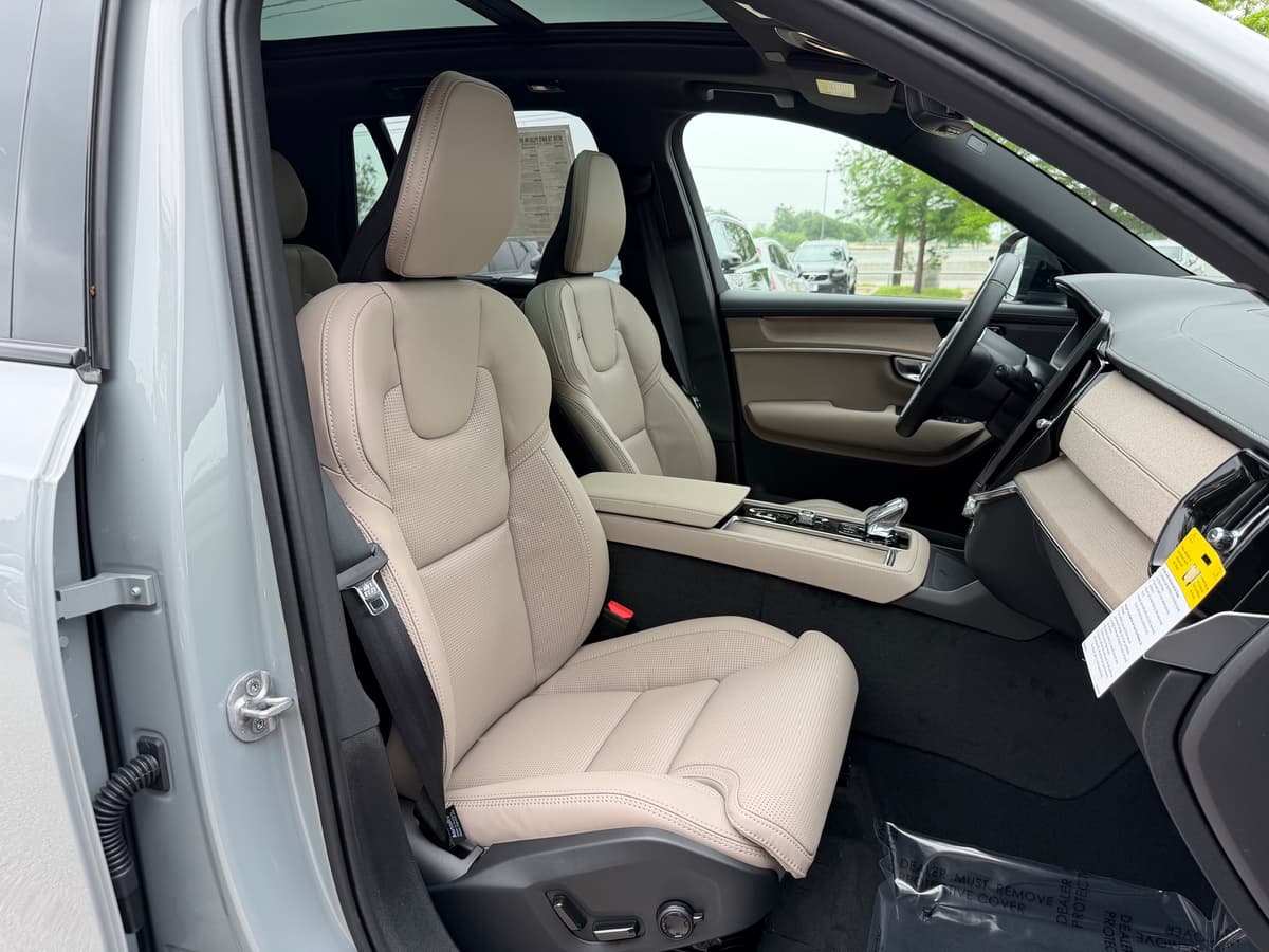 2026 Volvo XC90 plug-in hybrid - Image 7