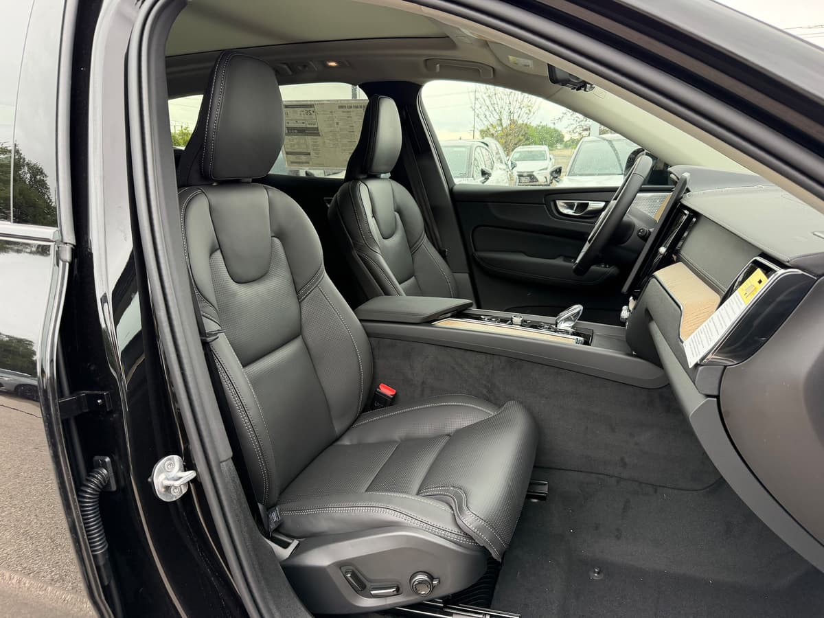 2026 Volvo XC60 - Image 8