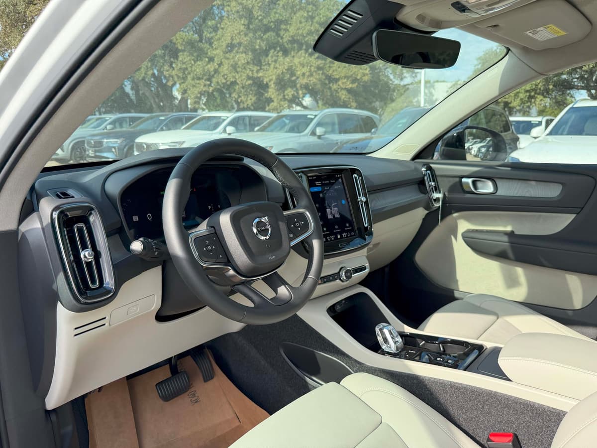 2026 Volvo XC40 - Image 12
