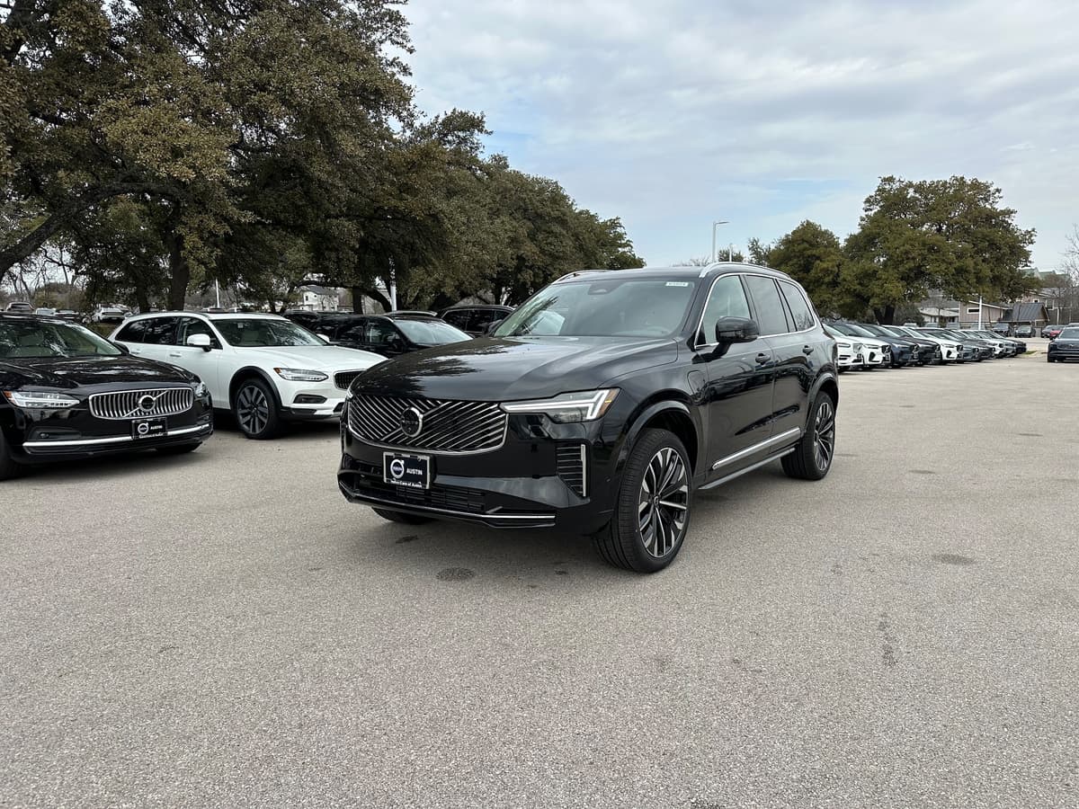 2025 Volvo XC90 plug-in hybrid - Image 2