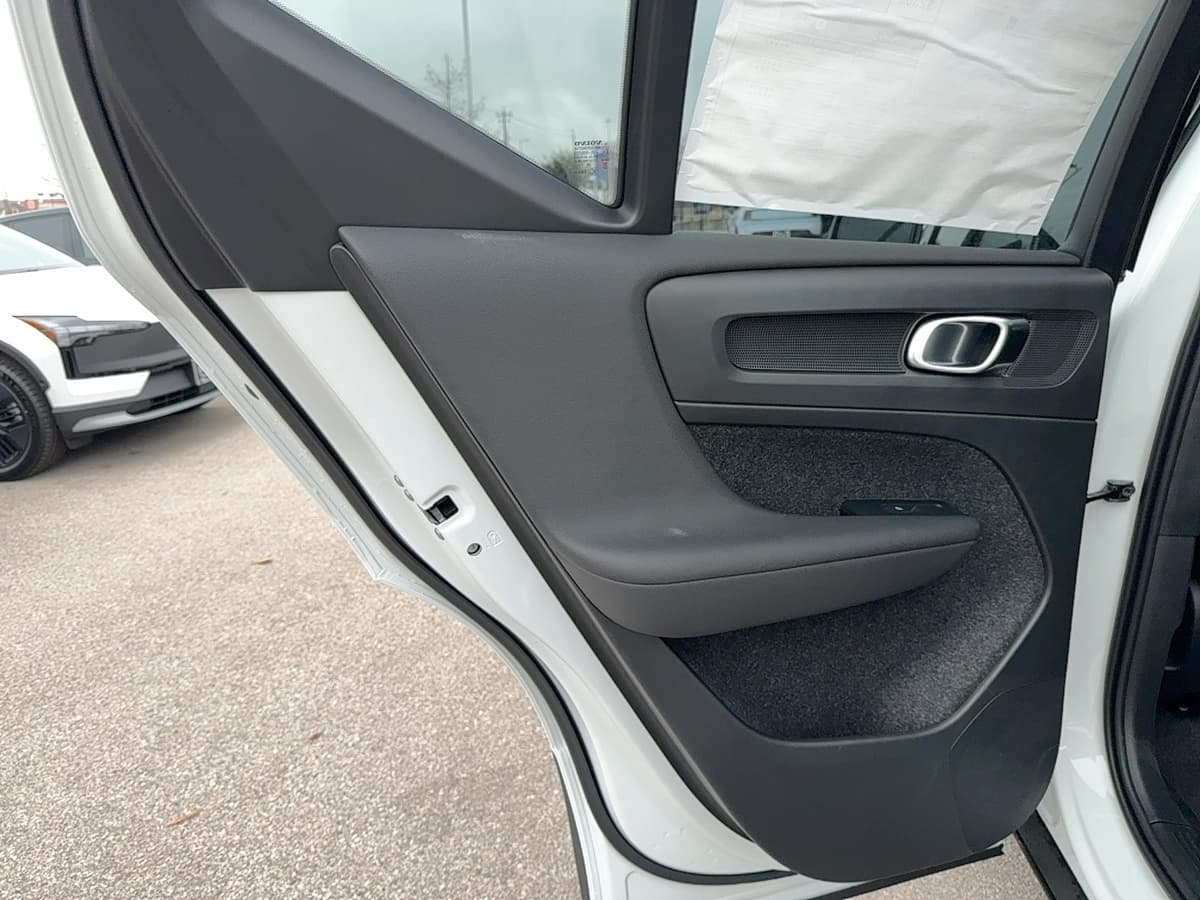 2026 Volvo XC40 - Image 14