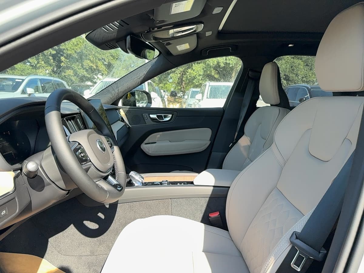 2026 Volvo XC60 - Image 12