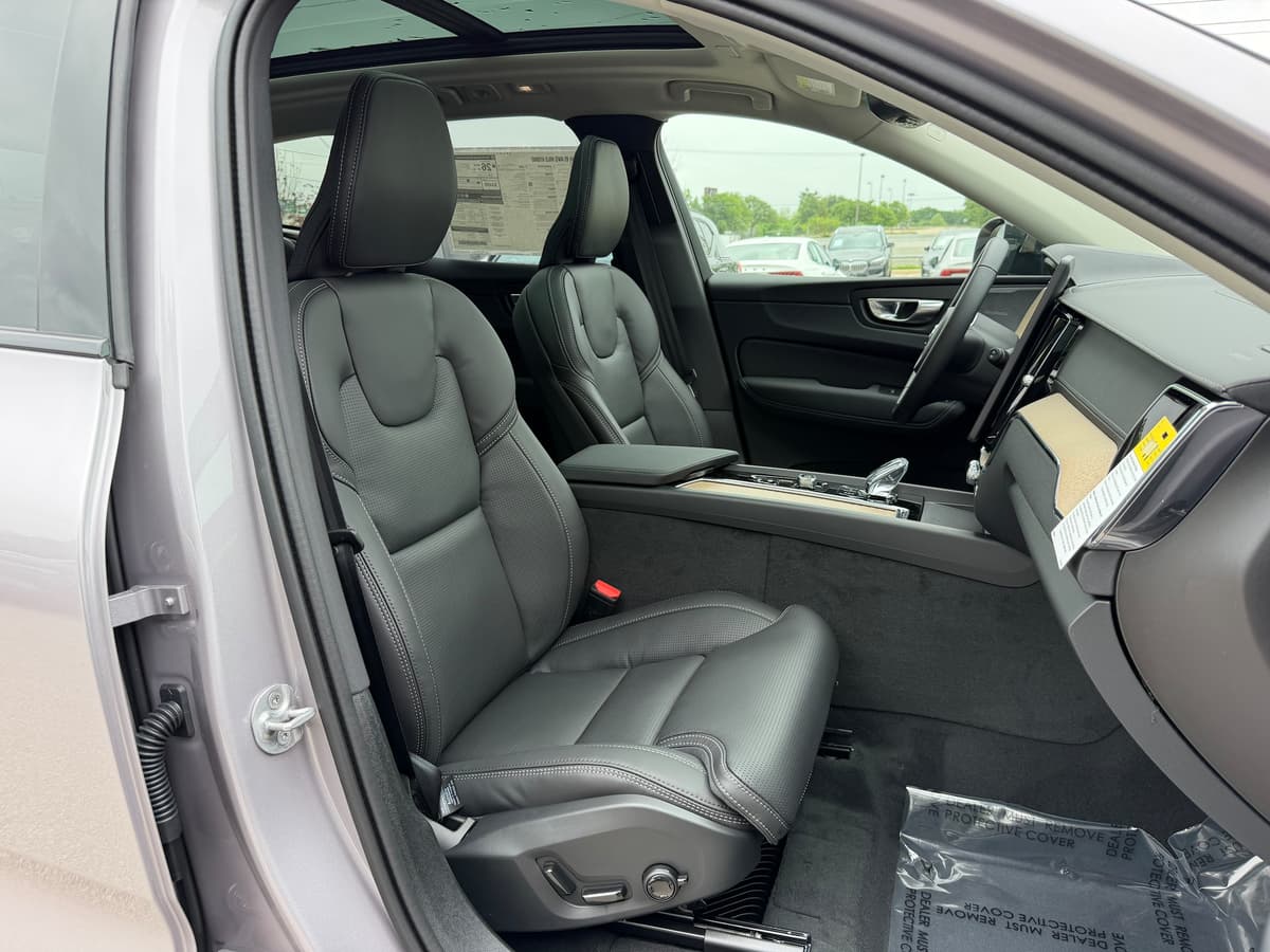 2026 Volvo XC60 - Image 8