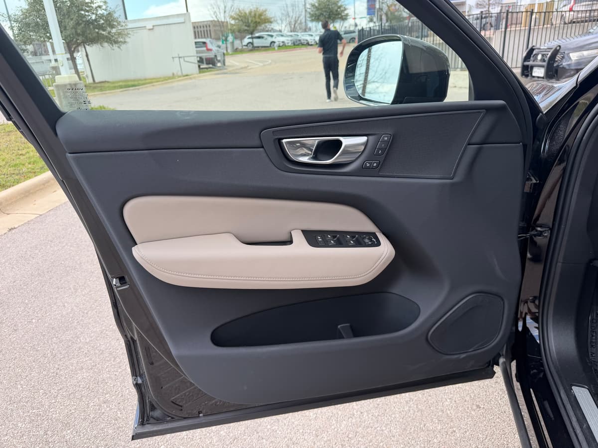 2026 Volvo XC60 plug-in hybrid - Image 17