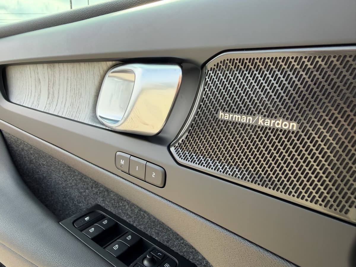 2026 Volvo XC40 - Image 18